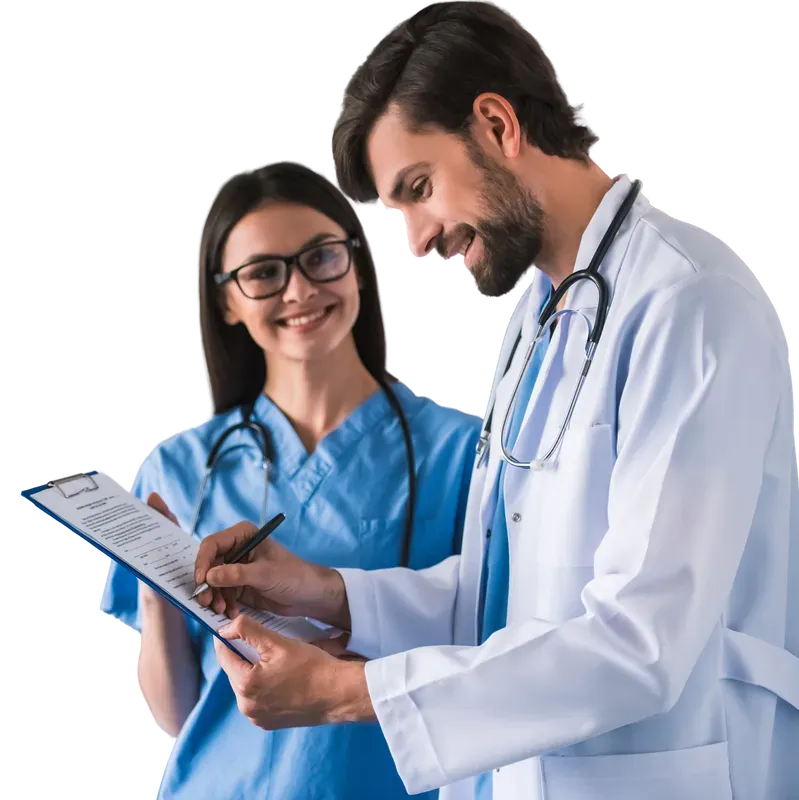 Médicos especialistas del sector salud revisando documentación clínica